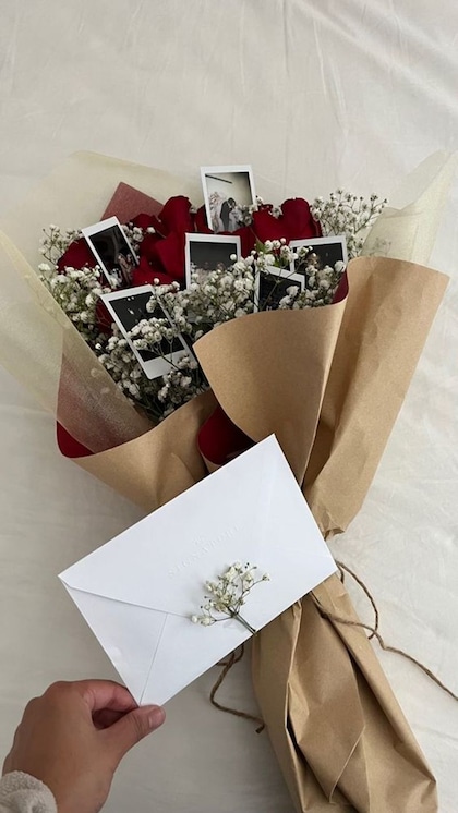 <p>अगर valentine's day गिफ्ट के लिए बजट कम है तो आप फ्लावर बुके के साथ पार्टनर संग कुछ तस्वीरें प्रिंट कराकर बुके को डिजाइन करवा सकते हैं। साथ में हैड रिटेन लेटर बेस्ट रहेगा।</p>
