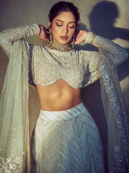 <p>ये ब्लाउज  हाउस ऑफ़ कोटवारा लहंगे का हिस्सा है, इसमें स्पेशल है अंडरबस्ट डिज़ाइन  जो इसे एक नया स्पिन देते हैं। </p>
