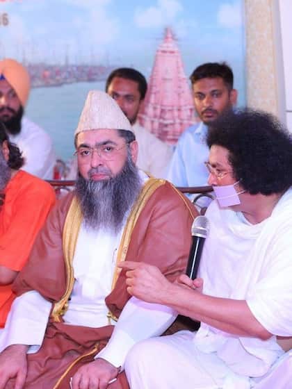 <p>इलियासी ने कहा कि उन्हें राम जन्भूमि ट्रस्ट से निमंत्रण मिला था। दो दिन तक विचार किया। यह मेरी जिंदगी का सबसे बड़ा फैसला था।</p>
