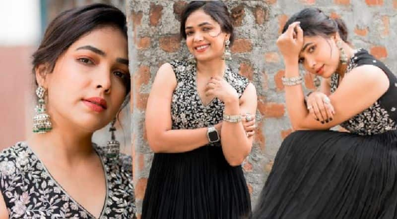 Actress and Anchor Anupama Gowda in Black dress, Fans asks about her marriage Vin