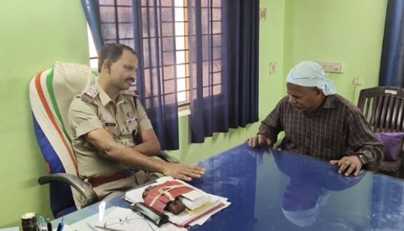 old man sings for SHO who got transfer from wayanad etj