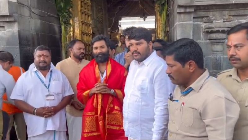 Dhanush visit tirupati temple with his sister gan