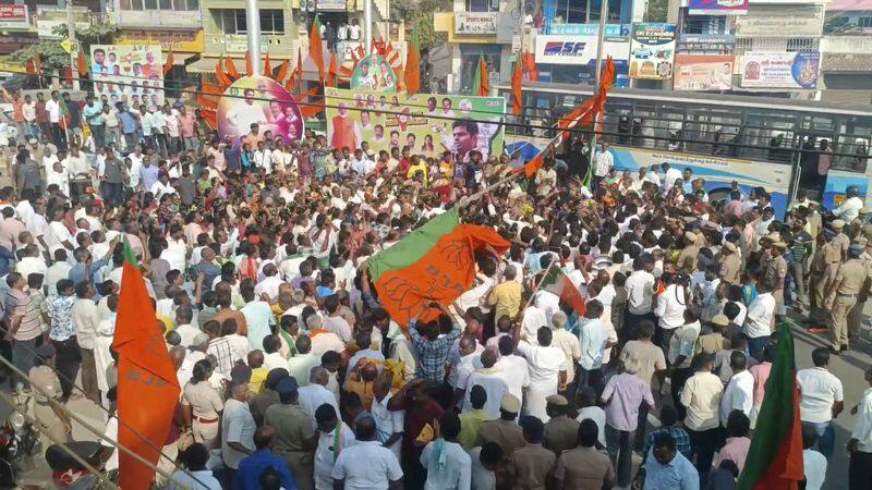 public injured while bjp flag slide down in annamalai meeting in tirupattur vel