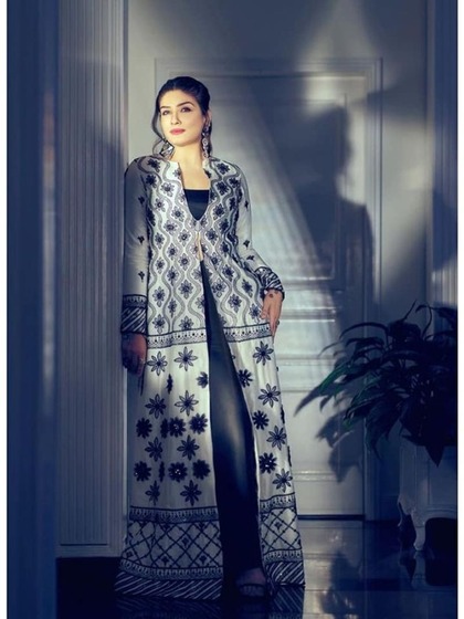 <p>रवीना टंडन 49  साल की हो चुकी हैं हो लेकिन उन  की खूबसूरती और फिटनेस किसी भी लड़की को कड़ी टक्कर दे सकती है। </p>

<p> </p>
