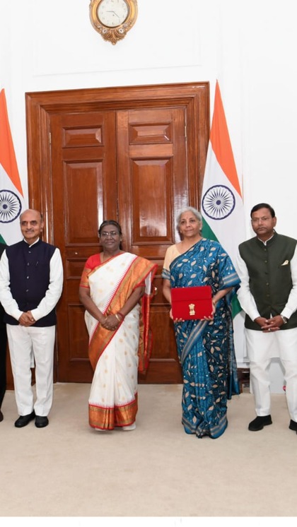 <p>नरेंद्र मोदी सरकार के दूसरे कार्यकाल का आखरी और अंतरिम बजट पेश कर दिया गया है। निर्मला सीतारमण लगातार छठवीं बार बजट पेश किया। ऐसे में जानते हैं बजट में क्या बड़े ऐलान किए गए।</p>
