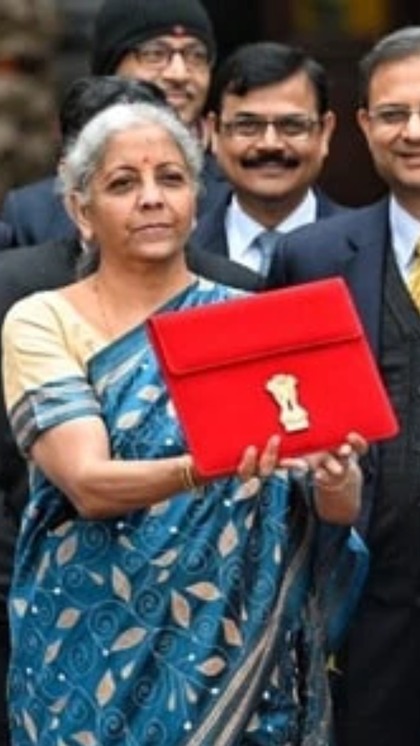 <p>इस बार लोगों को उम्मीद थी कि टैक्स स्लैब में बदलाव किया जाएगा हालांकि टैक्स स्लैब में बदलाव नहीं किया गया। बता दें, अभी 7 लाख तक की आय वालों तक कोई भी टैक्स नहीं लिया जाता है।<br />
 </p>
