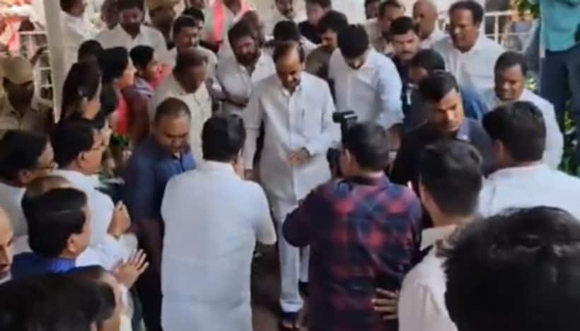  ఓటమి తర్వాత తొలిసారిగా  తెలంగాణ భవన్ కు కేసీఆర్: కృష్ణా పరివాహక ప్రాంత నేతలతో భేటీ