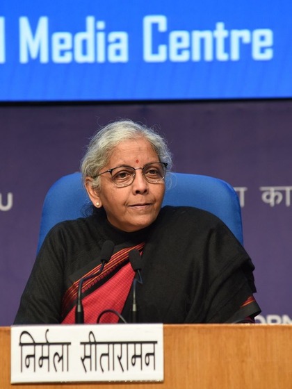 <p>निर्मला सीतारमन ने कहा कि सरकार को धन लीकेज रोकने में सफलता मिली है। डीबीएल योजना से 34 लाख करोड़ रुपये सीधे आम लोगों को दिया गया।<br />
 </p>
