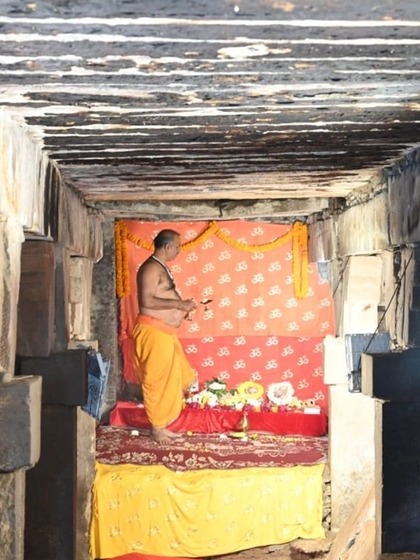 <p>व्यास जी के तहखाने की पूजा से पहले वहां लगी बैरिकेडिंग हटा दी गई। पूजा शुरु हुई। सुरक्षा व्यवस्था भी चुस्त दिखाई दी।</p>
