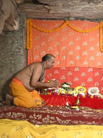 <p>हिंदू पक्ष के वकील मोहन यादव के मुताबिक, कोर्ट ने व्यास जी के नाती शैलेंद्र पाठक को तहखाने में पूजा करने के अधिकार का निर्णय दिया।</p>

