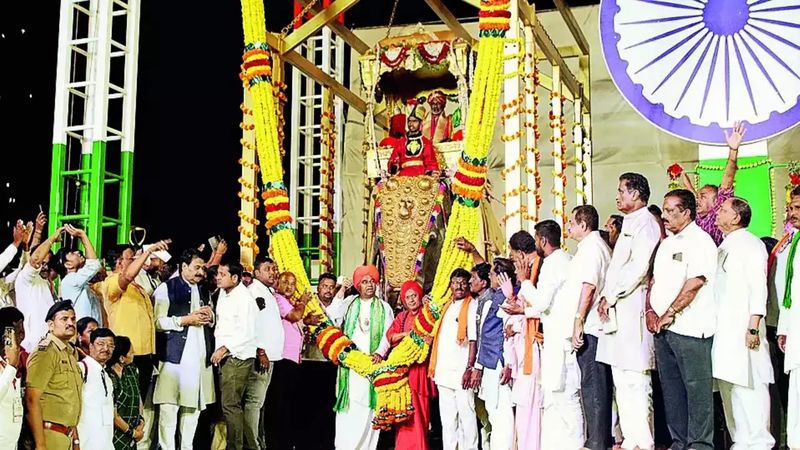 Karnataka seer and mutt jumbo weighed together in RS 10 coins prm 