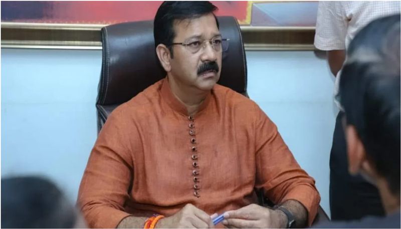 Maharashtra BJP MLA Ganpat Gaikwad allegedly shoots at Shiv Sena leader Mahesh Gaikwad inside police station etj