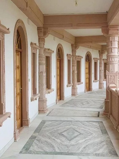 <p>उद्घाटन समारोह में शामिल होने वाले अतिथियों के लिए आश्रम में एक हजार स्वीट कॉटेज बनाए जा रहे हैं।</p>
