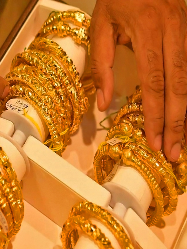 Gold price dips Rs 10 to Rs 62,940, silver climbs Rs 100 to Rs 75,600-sak