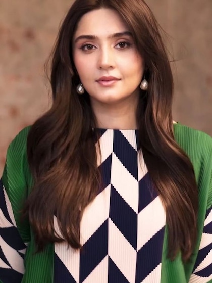 <p>पाकिस्तानी महिलाएं   चेहरे पर शहद से बना फेस पैक लगाती हैं। इससे रंग गोरा होता है। दाग-धब्बे दूर होते हैं।<br />
 <br />
 </p>
