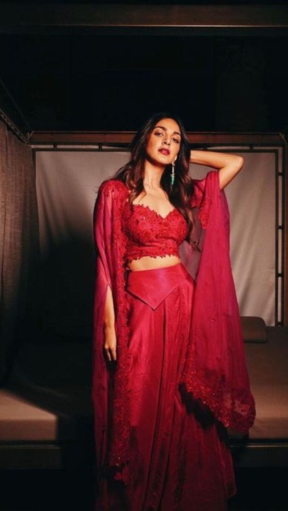 <p>कियारा आडवाणी की रेड डिजाइनर ड्रेस आप किसी भी फंक्शन में चुन सकती हैं। ब्रालेट टॉप संग डिजाइनर स्कर्ट और श्रग है जो सेसी लुक दे रहा है। आप भी ये अटायर ट्राई करें।</p>
