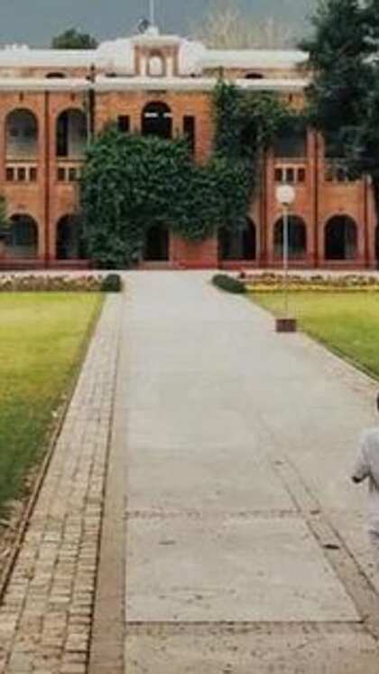 <p>रिपोर्ट्स की माने तो द दून स्कूल की सालाना फीस  10 लाख से लेकर 12 लाख रुपए है इतनी तो आम आदमी की सालाना आय भी नहीं होती।<br />
 </p>
