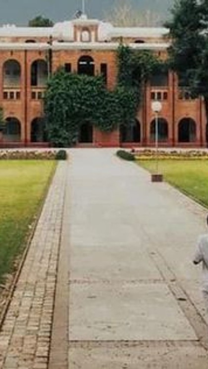 <p>रिपोर्ट्स की माने तो द दून स्कूल की सालाना फीस  10 लाख से लेकर 12 लाख रुपए है इतनी तो आम आदमी की सालाना आय भी नहीं होती।<br />
 </p>
