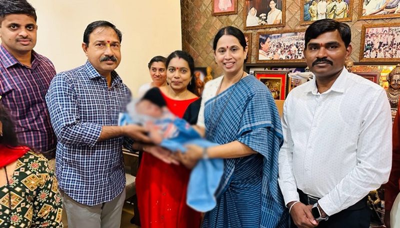 Minister Lakshmi Hebbalkar Handed over the Baby to the Couple in Belagavi grg 