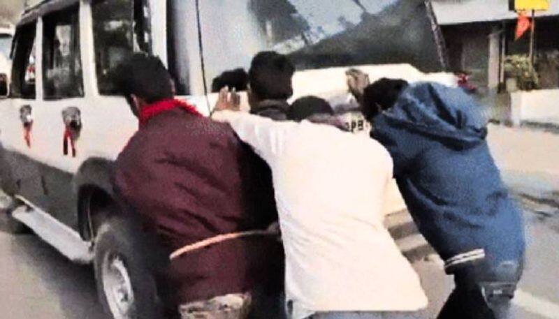 accused men pushing police van in bihar viral video rlp