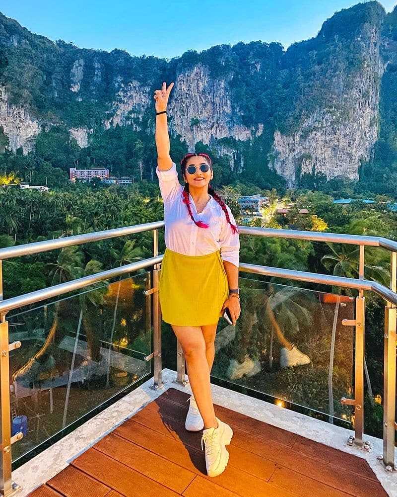 Divya Uruduga in Thailand enjoying her trip pav