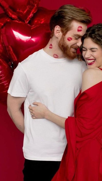 <p>भारत के पड़ोसी मुल्क पाकिस्तान में Valentine's Day नहीं मनाया जाता है। वहां इसे इस्लाम के नियमों के खिलाफ माना जाता है। अगर कोई इसे चोरी-छिपे मनाता है तो उसे सजा दी सकती है। </p>

<p> </p>

<p> </p>
