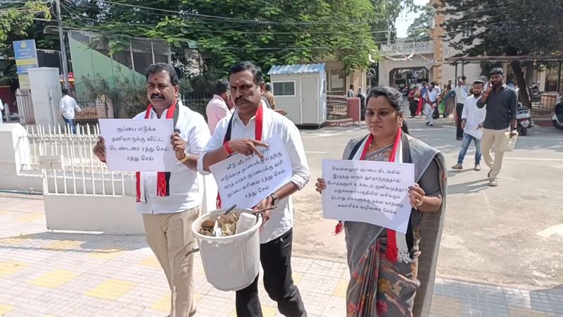 The AIADMK councilors protested against the non-disposal of garbage in the Coimbatore Corporation vel