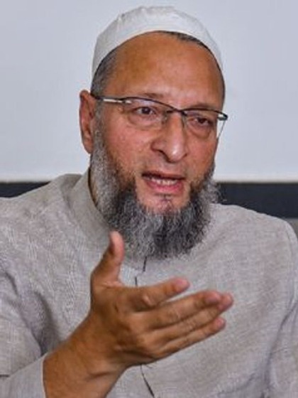 <p>2019 के लोकसभा चुनाव में दिए गए हलफनामे की मानें तो ओवैसी के पास 13 करोड़ से ज्यादा की प्रॉपर्टी है।</p>

<p> </p>
