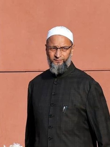 <p>असदुद्दीन ओवैसी किसी परिचय के मोहताज नहीं हैं। आज उन्हें पूरी दुनिया उनके बेबाक अंदाज और मुद्दों पर पकड़ के लिए बखूबी जानती हैं।</p>

<p> </p>

