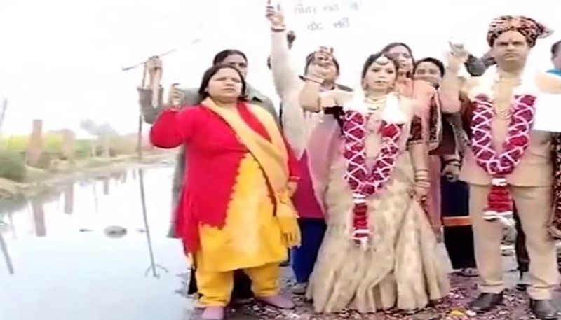 Agra couple celebrates their wedding anniversary in a dirty pond ?..ISR