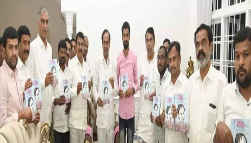 former telangana cm kcr launched yodha book by kallem naveen reddy ksp