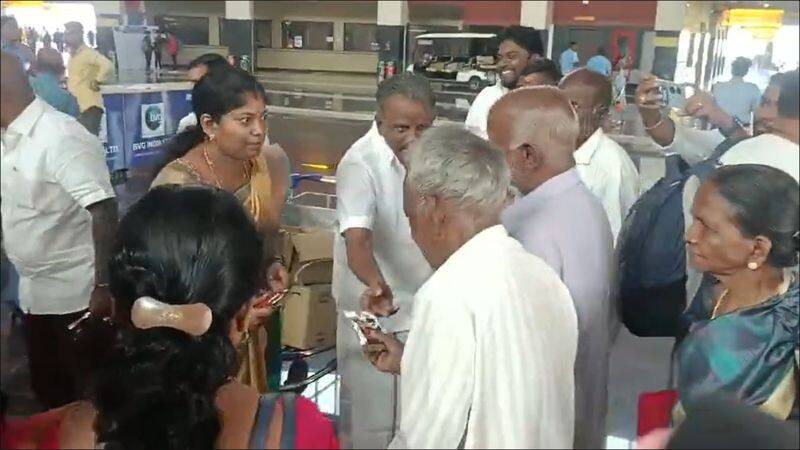 dmk person provide halwa to public for explain central government's money sharing issue in tamil nadu vel