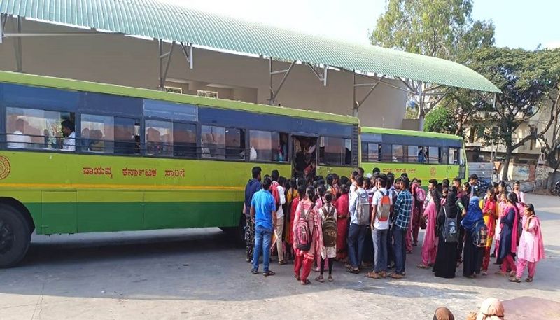 Students Faces Problems Buses at Rabakavi Banahatti in Bagalkot grg 