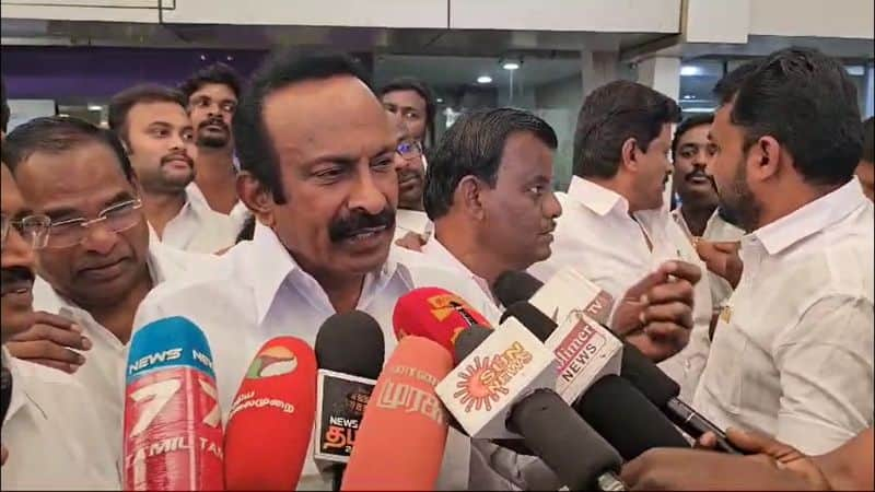 Security forces stopped Minister Muthu Samy at Coimbatore airport vel