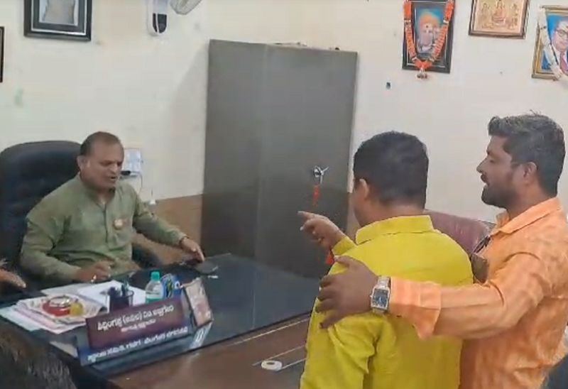 BJP Members Quarreling In Gadag Municipal Council Office gvd