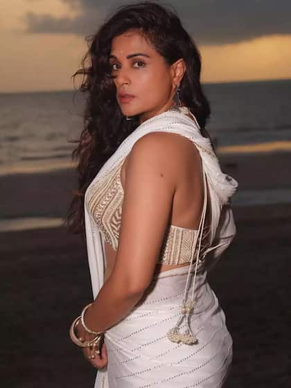 <p>ऋषा चड्ढा दमदार एक्टिंग से बॉलीवुड में अलग पहचान रखती हैं। ऐसे में आज हम आपके लिए ऋषा चड्ढा के स्टाइलिश एथनिक लुक लेकर आए हैं। </p>
