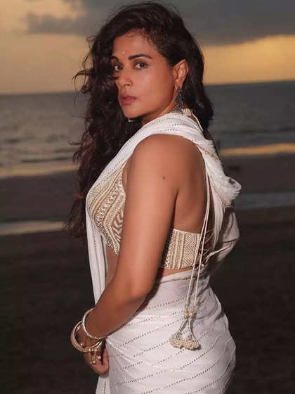 <p>ऋषा चड्ढा दमदार एक्टिंग से बॉलीवुड में अलग पहचान रखती हैं। ऐसे में आज हम आपके लिए ऋषा चड्ढा के स्टाइलिश एथनिक लुक लेकर आए हैं। </p>
