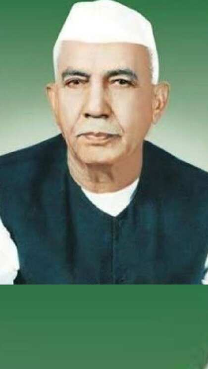 <p>चौधरी चरण भारत के 5वें प्रधानमंत्री थे उनका जन्म हापुड़ में 1902 को और निधन 1987 में हुआ था। पीएम रहते हुए उन्होंने 28 जुलाई 1979 से 14 जनवरी 1980 तक कार्यभार संभाला।</p>
