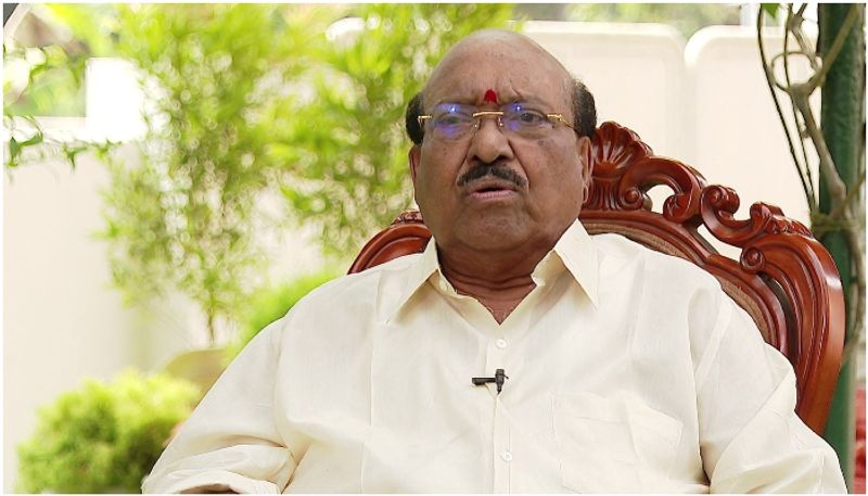 Vellappally Natesan attacks vd satheesan said that opposition leader is building graveyard for Congress