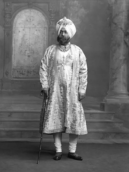 <p>महाराजा रणबीर सिंह जींद  रियासत के छठे राजा थे। जब 1887 में उन्हें राजा बनाया गया तो उनकी उम्र महज  8 साल थी। </p>

<p><br />
 </p>

<p> </p>
