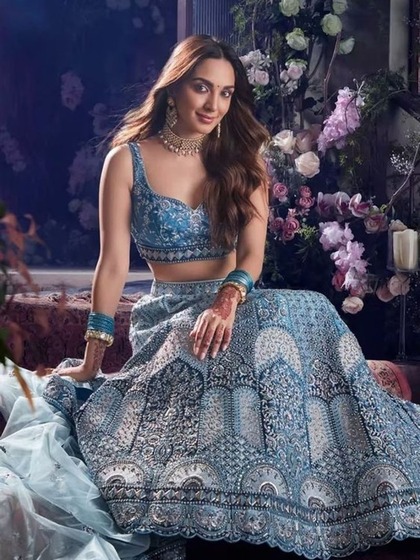 <p>ब्लू कलर के लहंगे पर सिल्वर एंब्रॉयडरी है । इस लहंगे के साथ अमेरिकन डायमंड की ज्वेलरी कैरी कीजिए महफिल में आप सबसे सुंदर लगेंगी।</p>

