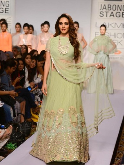 <p>कियारा ने नेट का ग्रीन लहंगा पहना है, वह बहुत ही डीसेंट और एलिगेंट लग रही हैं । उन्होंने गले मैं कुंदन की माला पहना है जो उनके लुक में चार चांद लग रहा है।</p>
