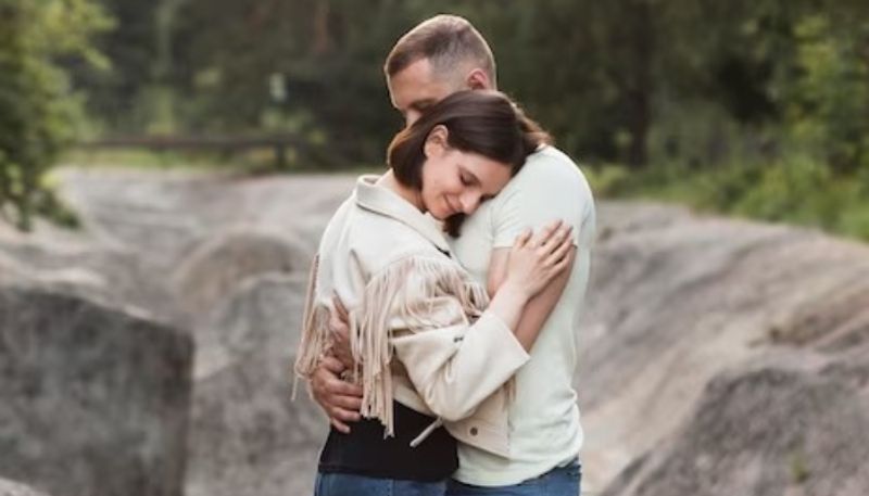 Hug Day 2024 wishes, messages, whatsApp/facebook status to share with