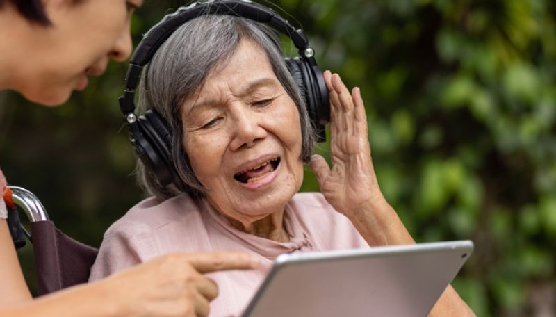 AIIMS Delhi treat brain stroke patients with Music therapy by singing Ae Mere Wattan raghu pati raja ram ckm