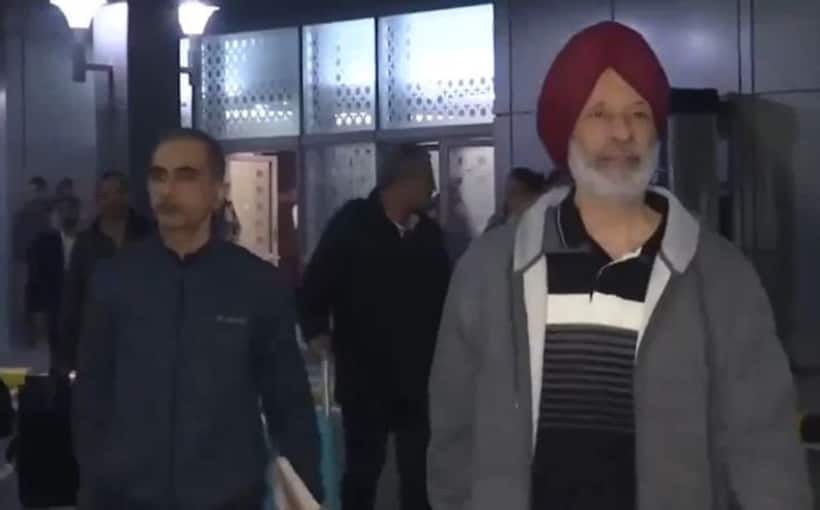 8 Indian Navy veterans released from Qatar jail, chant 'Bharat Mata Ki Jai' upon  landing in New Delhi (WATCH)