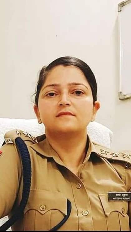 <p>यूपी के शामली मे तैनात DSP श्रेष्ठा ठाकुर धोखाधड़ी शिकार हो गई हैं। उन्होंने अपने पूर्व के खिलाफ मुकदमा दर्ज कराया गया है। जिसके बाद से वह चर्चा में है।<br />
 </p>
