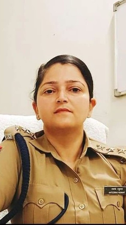 <p>यूपी के शामली मे तैनात DSP श्रेष्ठा ठाकुर धोखाधड़ी शिकार हो गई हैं। उन्होंने अपने पूर्व के खिलाफ मुकदमा दर्ज कराया गया है। जिसके बाद से वह चर्चा में है।<br />
 </p>
