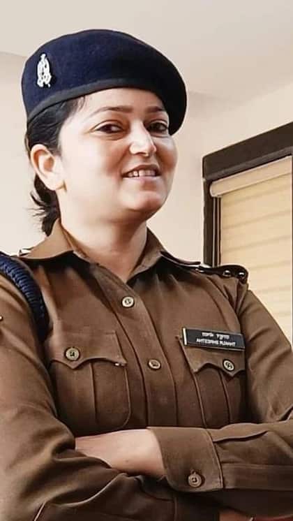 <p>दरअसल,श्रेष्ठा ठाकुर ने दी हुई शिकायत में बताया में कि रोहित राज ने खुद को IRS ऑफिसर बताकर 2018 में शादी की थी लेकिन ये झूठ था। उन्होंने 2020 में तलाक ले लिया।<br />
 </p>

