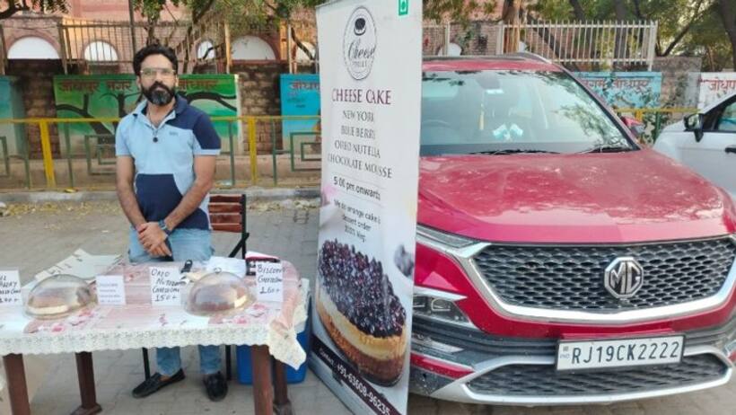 नौकरी नहीं मिली तो बन गए स्ट्रीट वेंडर ! 22 लाख की गाड़ी से शुरू किया चीज़ केक का स्टार्ट अप 
