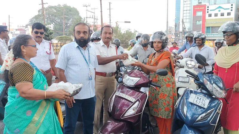 thanjavur traffic police gifted garlic to who wear helmet when travelling in bikes vel